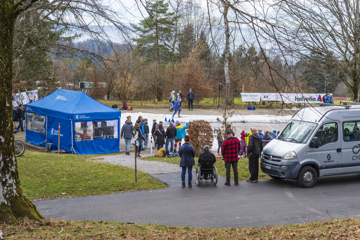 Blick auf die Loipe auf dem Parkplatz des Glolfclubs.